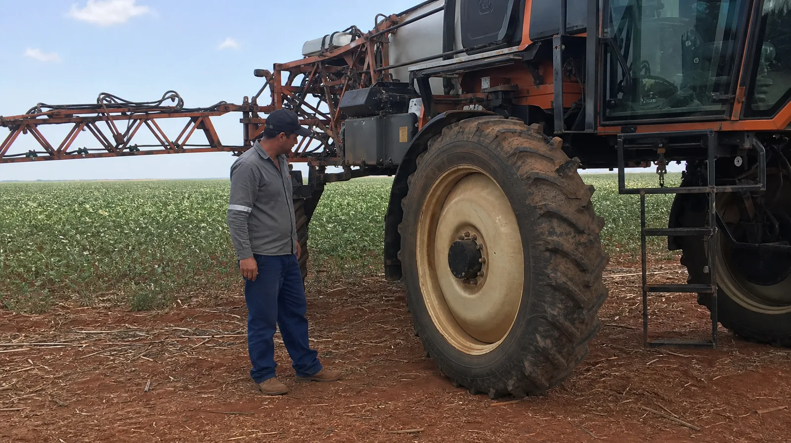 Agricola pulverizador e maquina de alta vibracao selante liquido nao v aplicado em pneu de veículo agrícola em ação realista