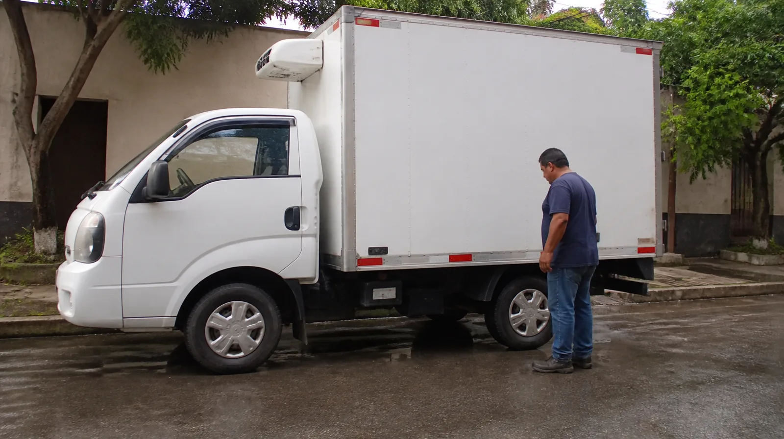 Pneu de automóvel blindado em baú refrigerado, ilustrando blindar pneu de bau refrigerado vale a pena