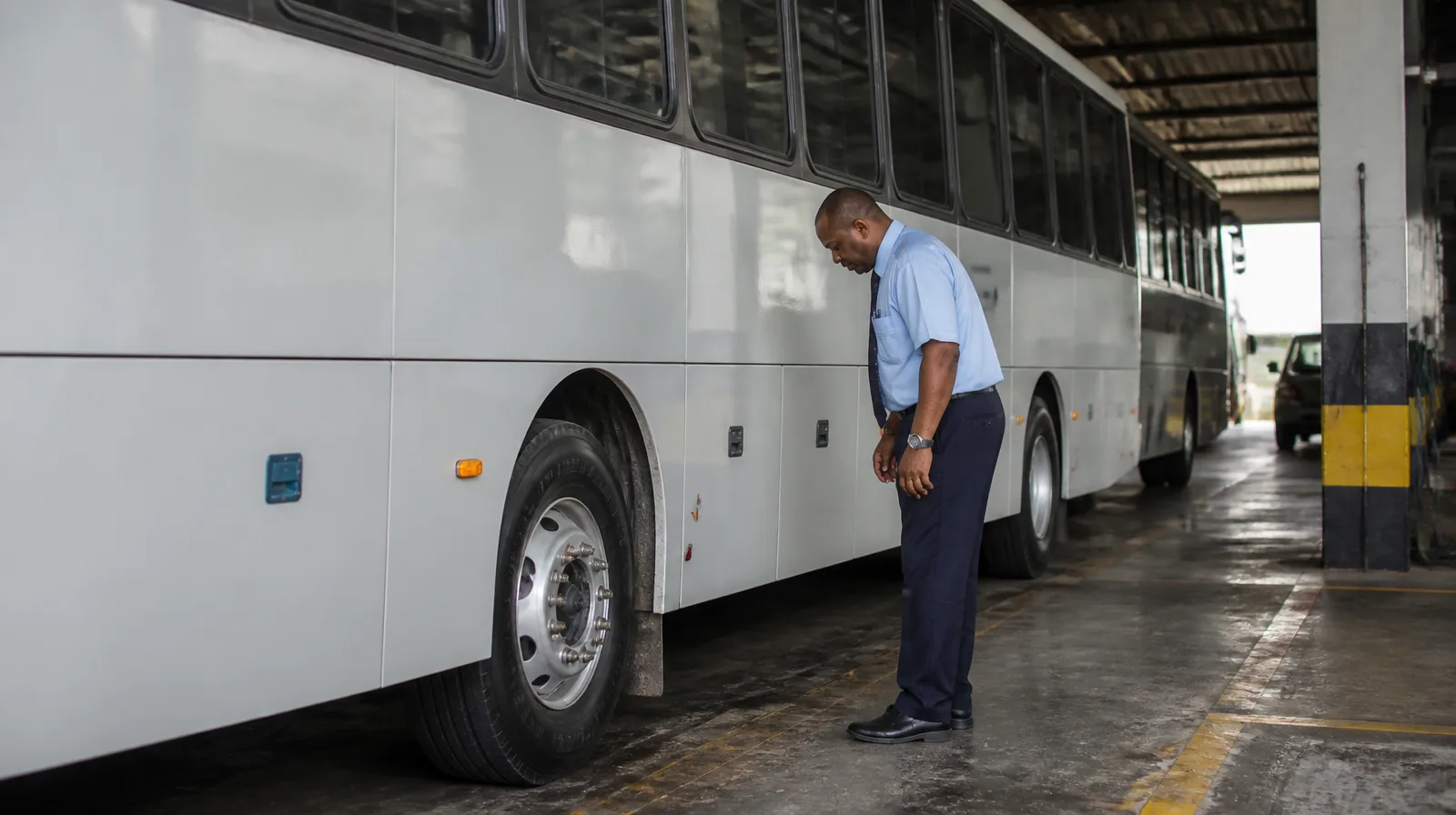 Pneu de ônibus em close com aplicação de melhor selante para pneu de ônibus em cenário fotorrealista