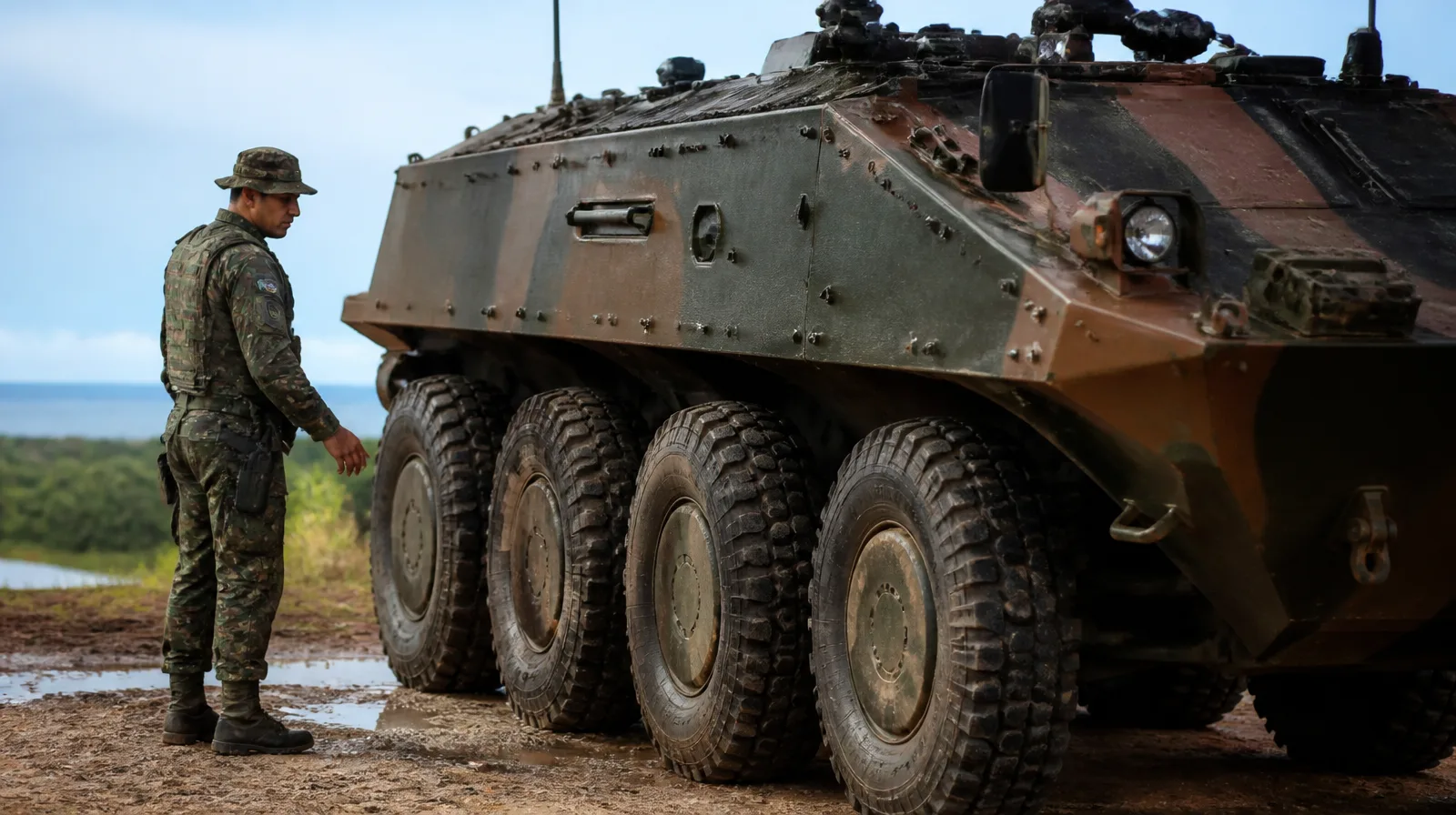 Pneu de veículo militar robusto em cenário fotorrealista de operação tática off-road