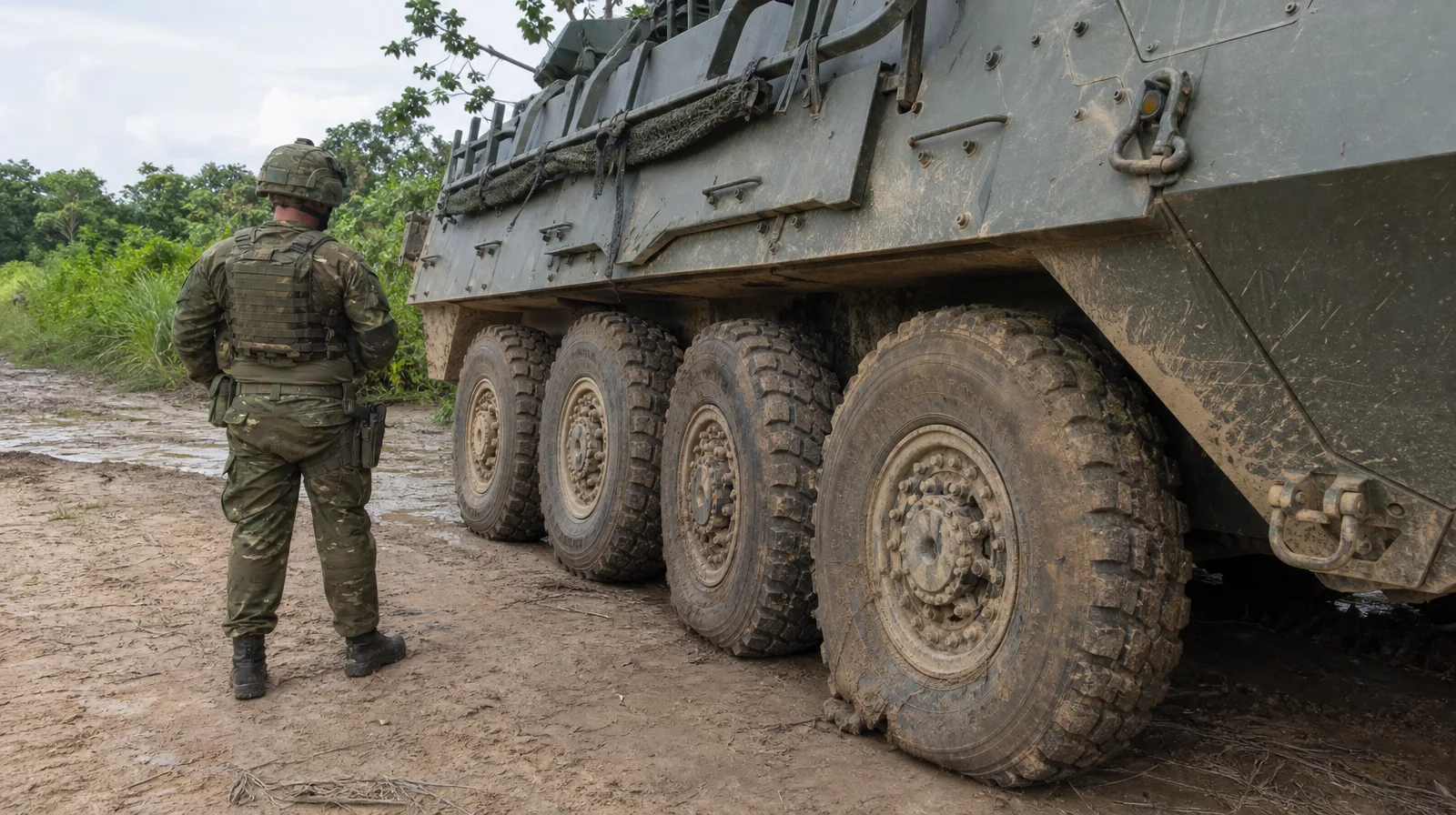 Pneu de veículo militar em patrulha rural com a chefia definindo o orçamento de defesa e manutenção
