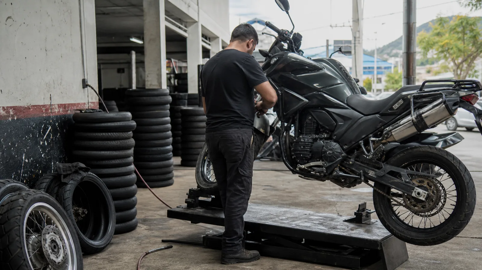 Motocicletas com pneu em manutenção, mostrando por que o borracheiro cobra mais caro pra trabalhar em pneu que tem