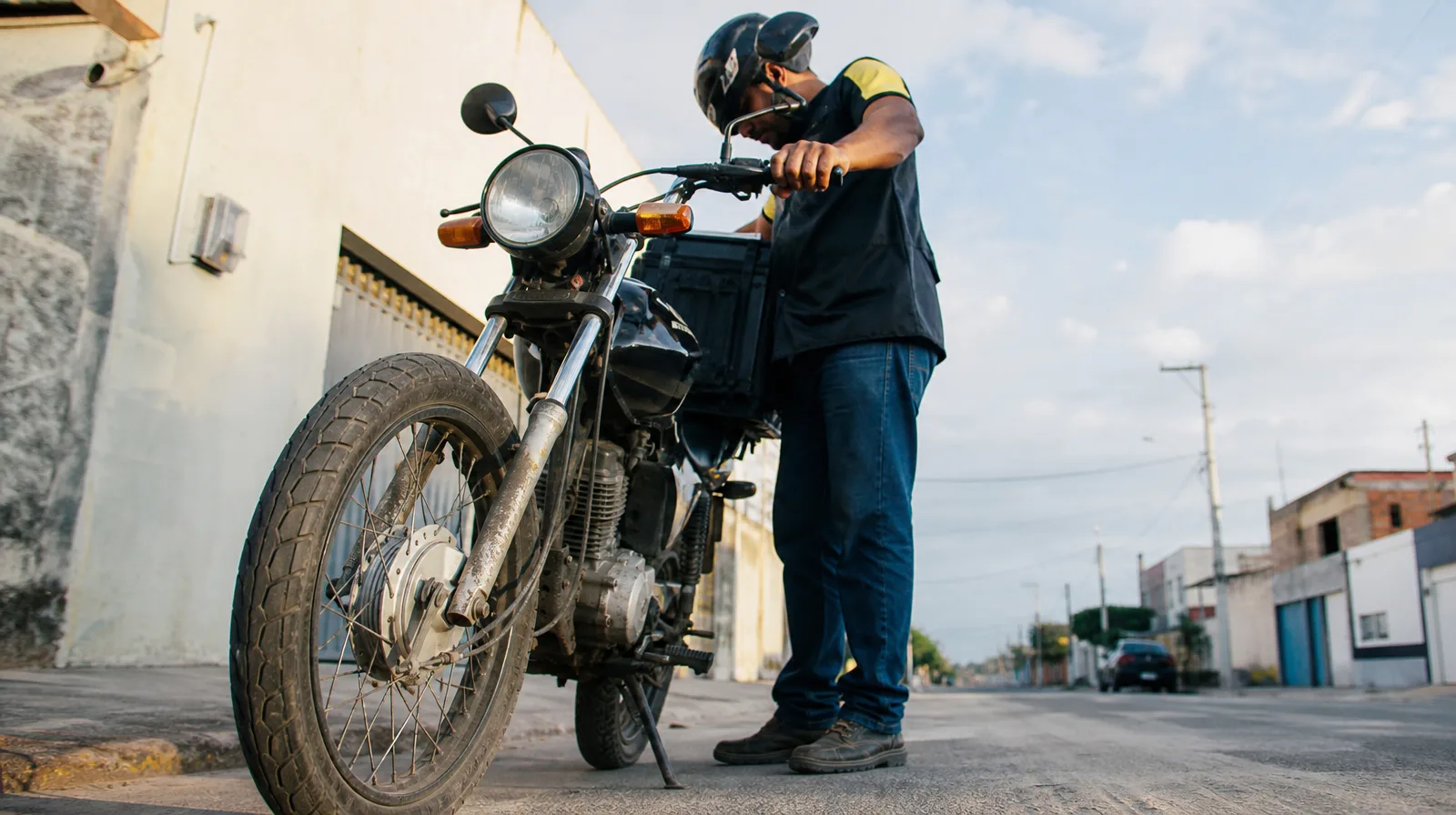 Motocicletas com pneu em destaque, ilustrando que esse tipo de produto é usado em moto de passeio e bicicleta