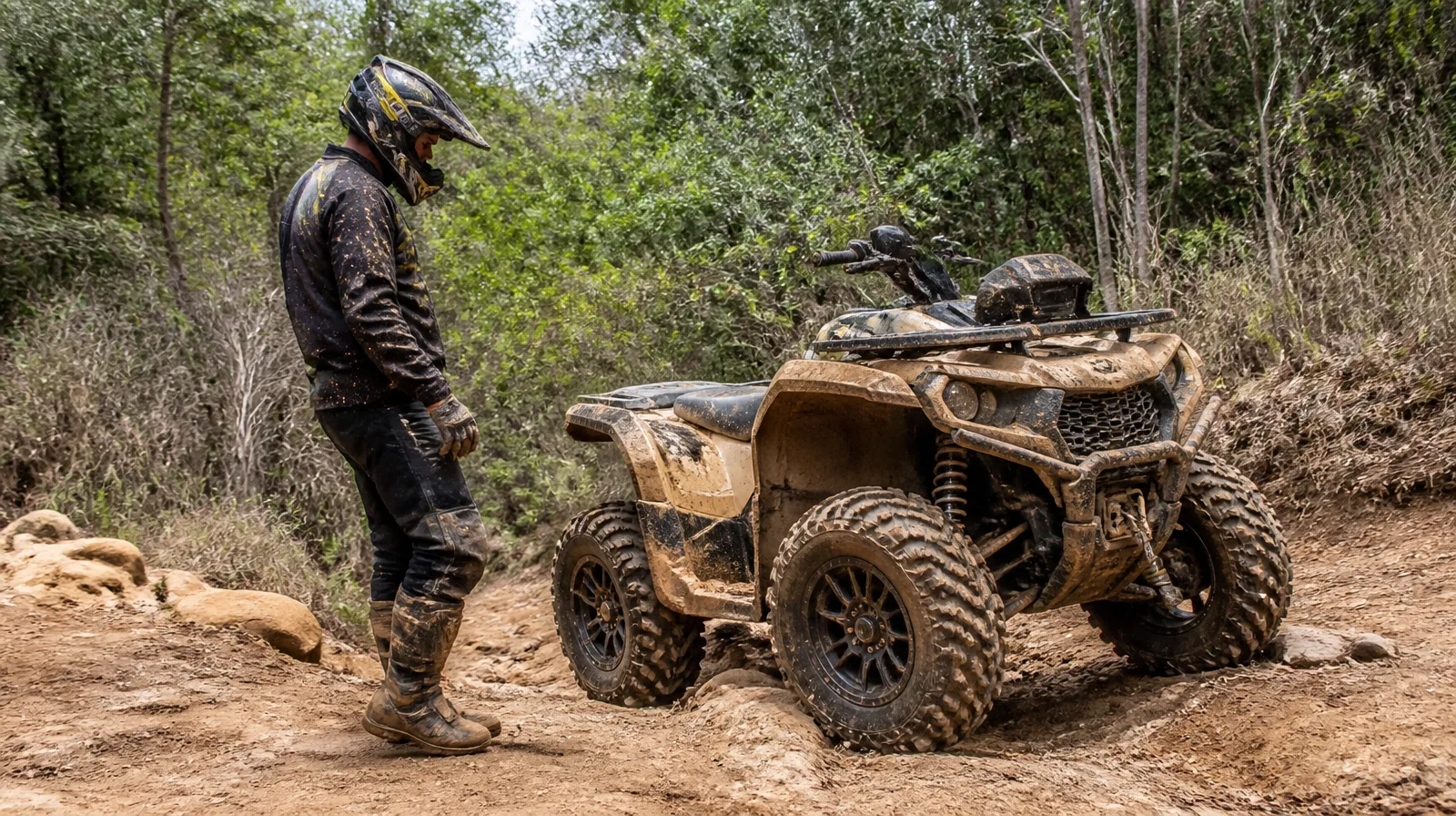 Pneu off-road esportivo com meu quadriciclo tem camara de 4mm grossa já não precisa em veículo fotorrealista na trilha