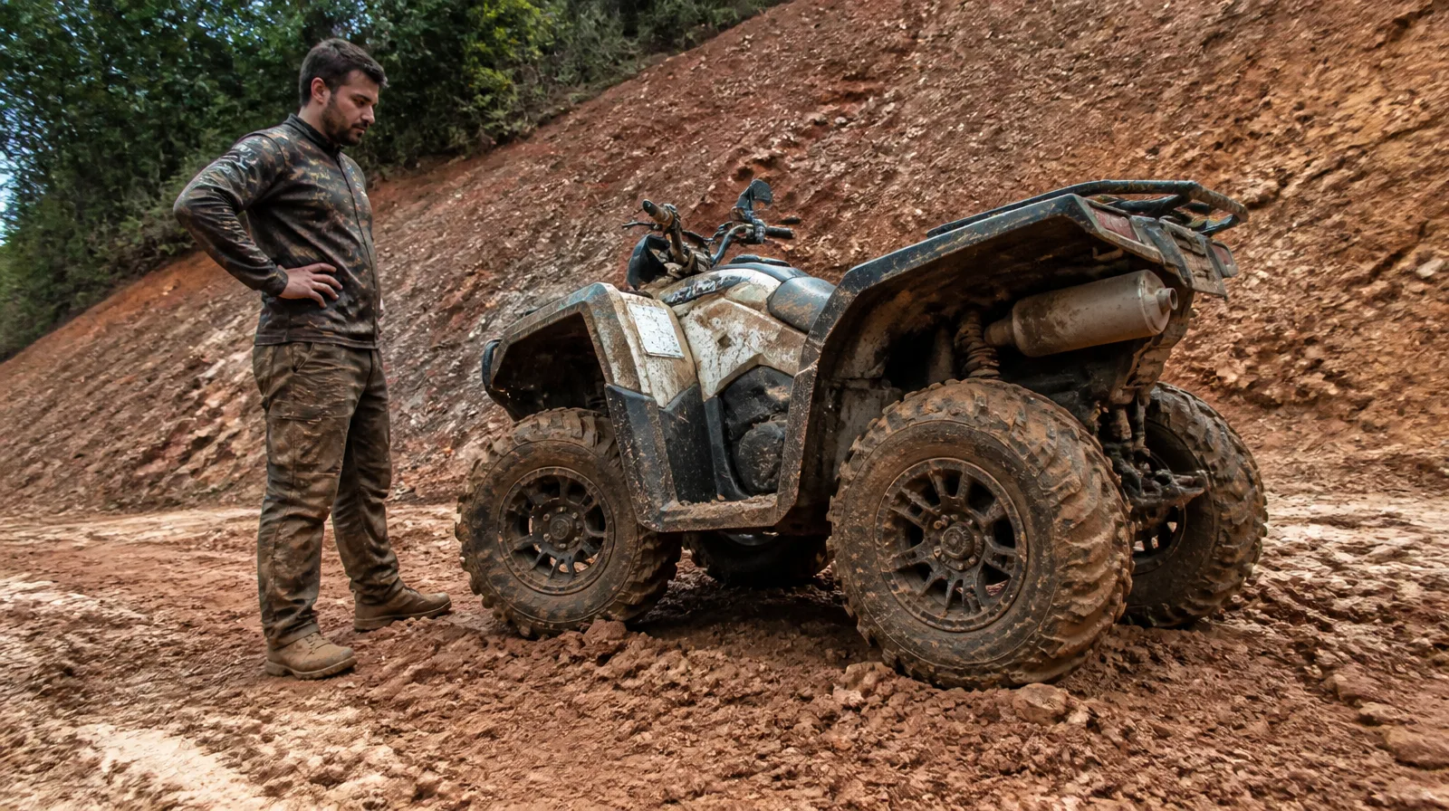 Pneu off-road robusto em veículo 4x4 em trilha de terra, com lama e visual fotorrealista