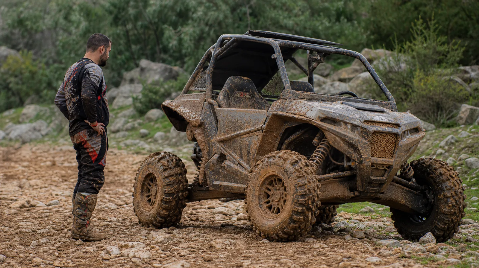 Pneu off road esportivo em veículo 4x4 na areia, com aplicador preparado para desmontagem técnica