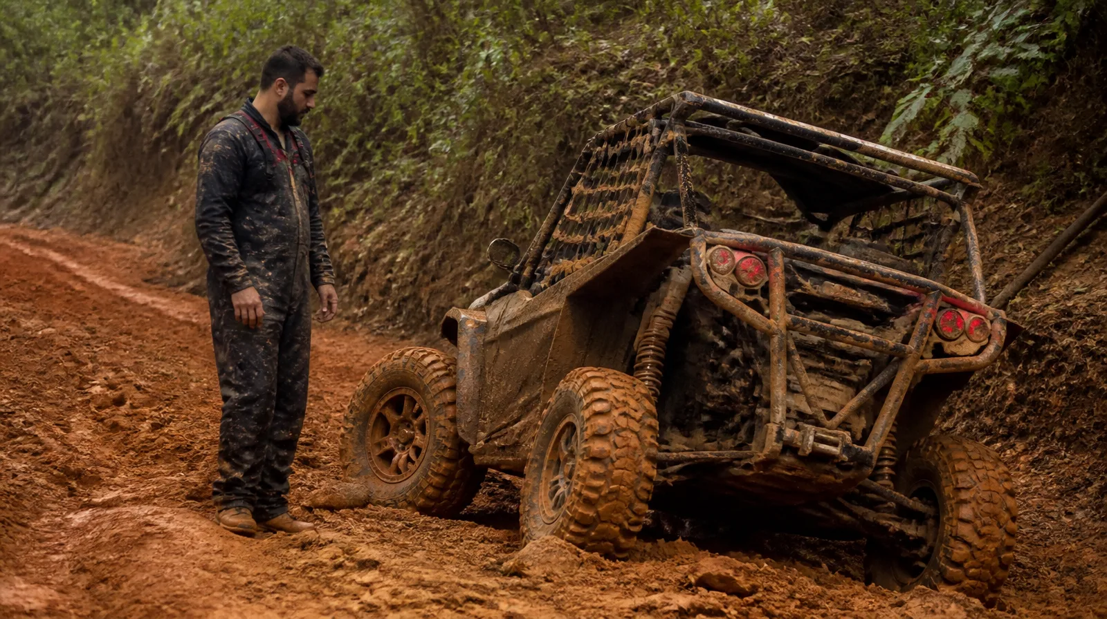 Pneu de veículo off-road esportivo em terreno acidentado, com visual robusto e desempenho extremo
