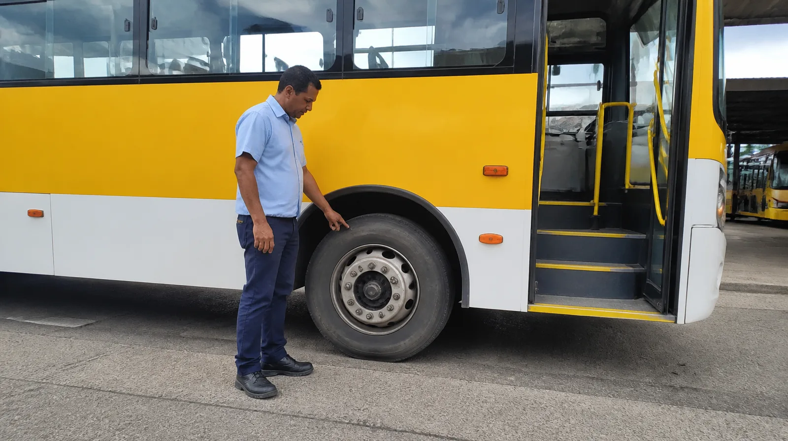 Pneu de ônibus em close com veículo fotorrealista em estrada urbana, destacando robustez e desempenho