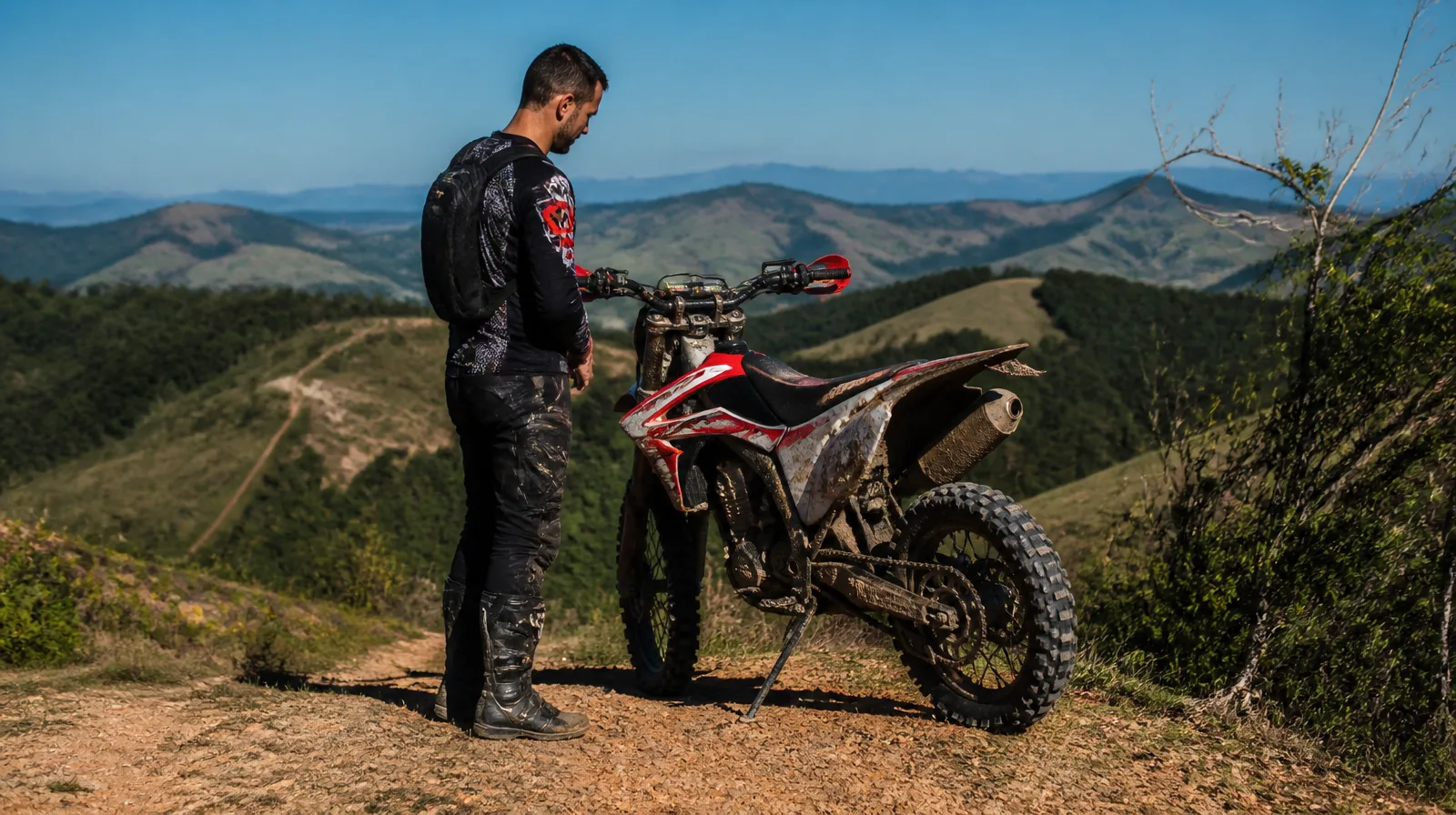 Moto com pneu em destaque para inspeção e manutenção no segmento de motocicletas
