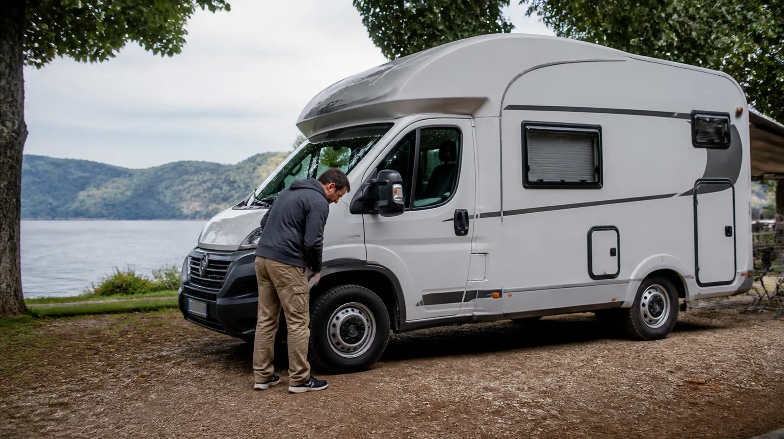 Pneu de motorhome em destaque, com visual fotorrealista e robusto para estrada e viagem segura