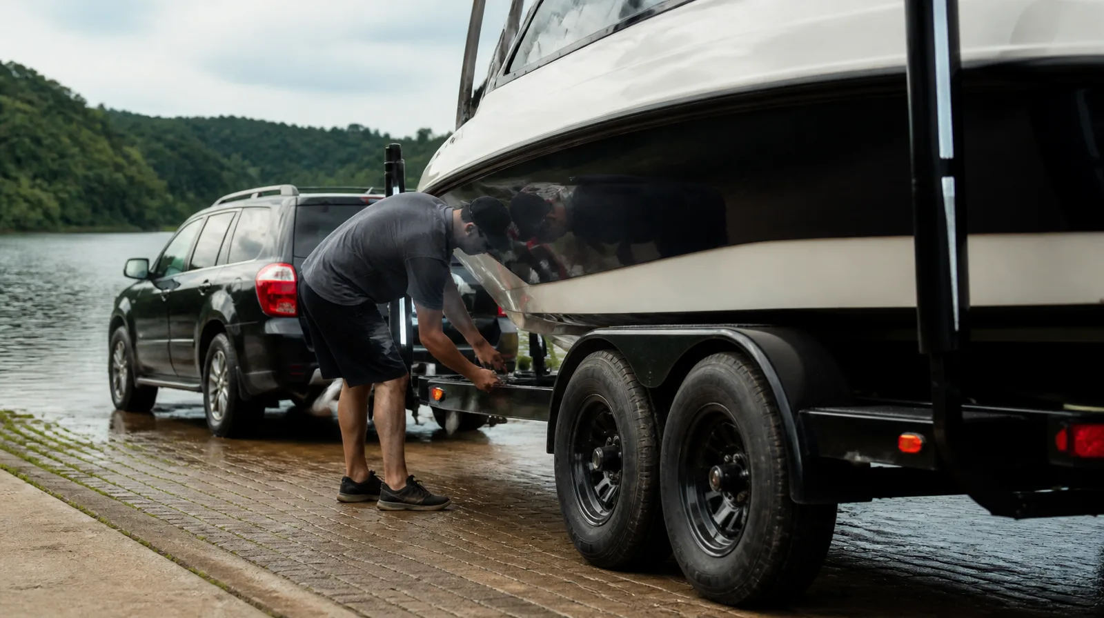 Pneu de automóveis fotorrealista com blindagem, ilustrando quanto custa blindar pneu de carreta de barco