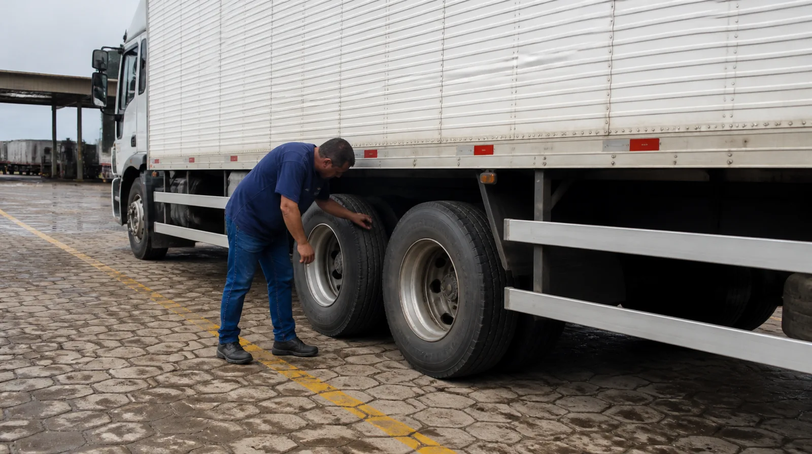 Van de carga rodoviário transportando peso crítico até 3 5t com pressão ideal em estrada asfaltada