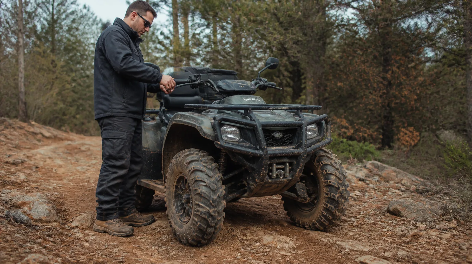 ATV em terreno irregular com destaque para os pneus em uso off-road