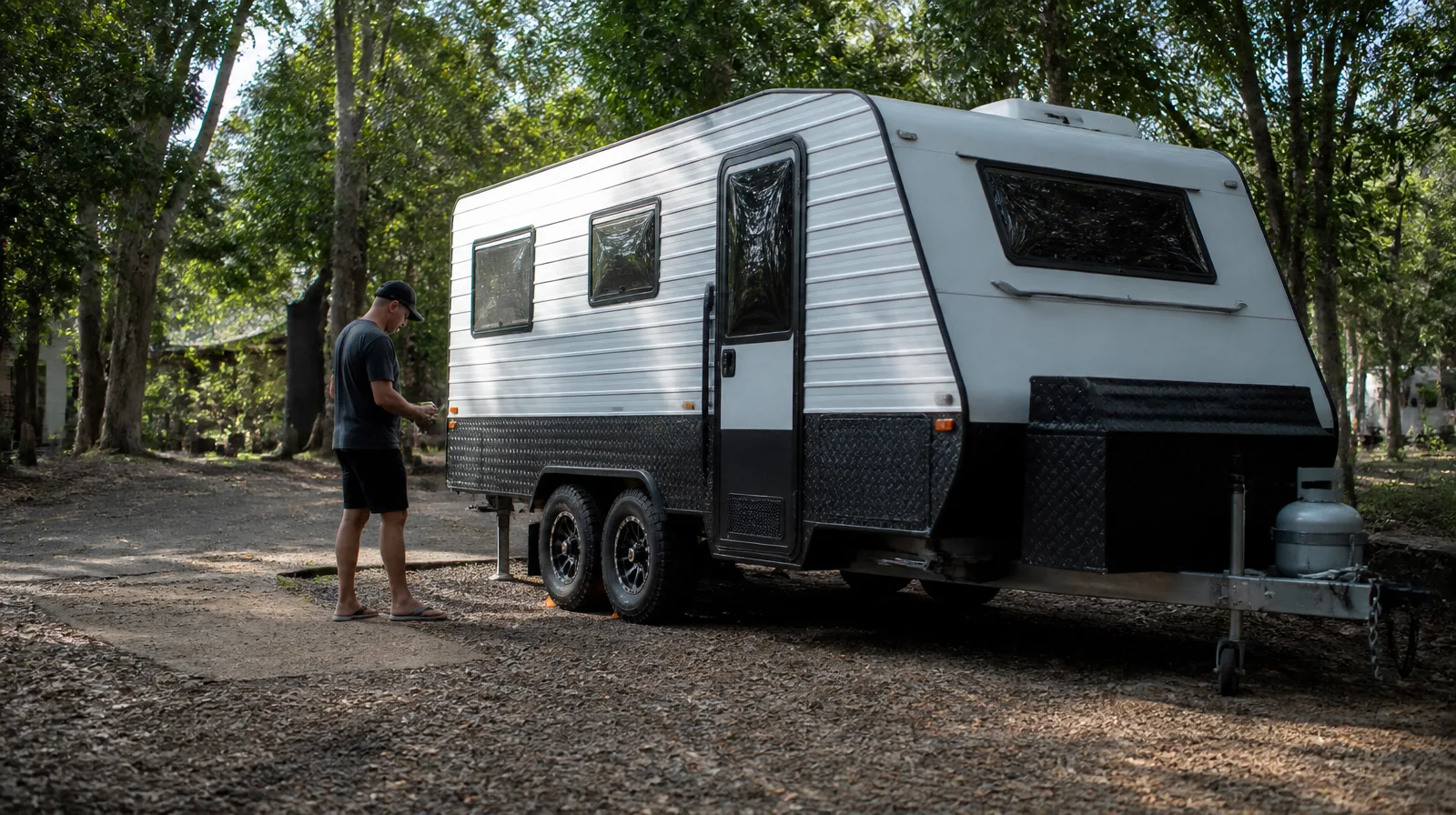 Pneu de veículo camping em estrada off-road, com poeira e fundo natural fotorrealista