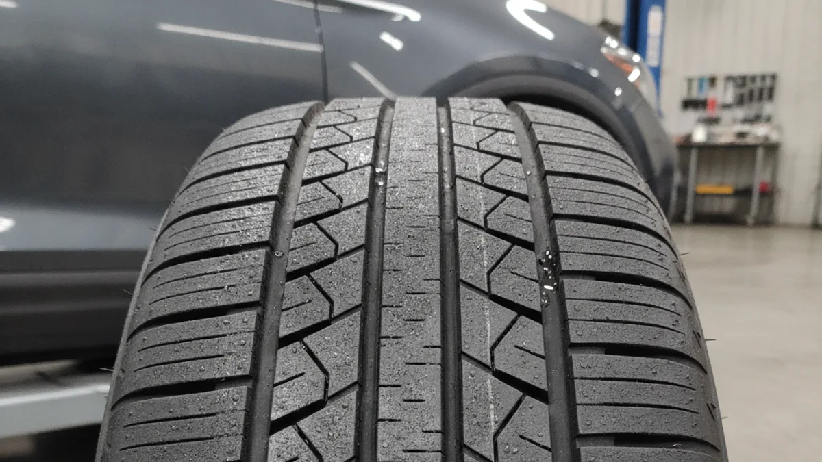 Blindagem de pneu de carro com selante TEX mostrando capacidade de vedação em milímetros