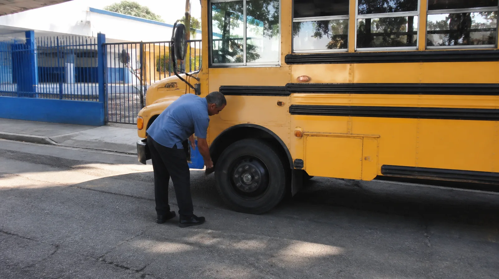 Pneu de veículo escolar em ambiente urbano, com foco em segurança e transporte de alunos