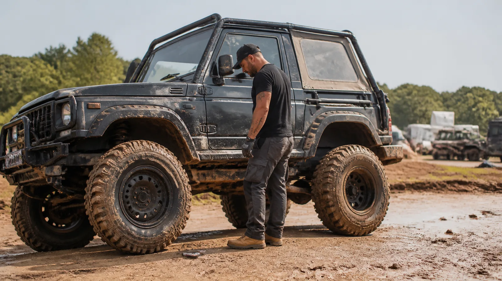 Veículo de apoio em evento off-road com pneus preparados para rodagem em terreno irregular
