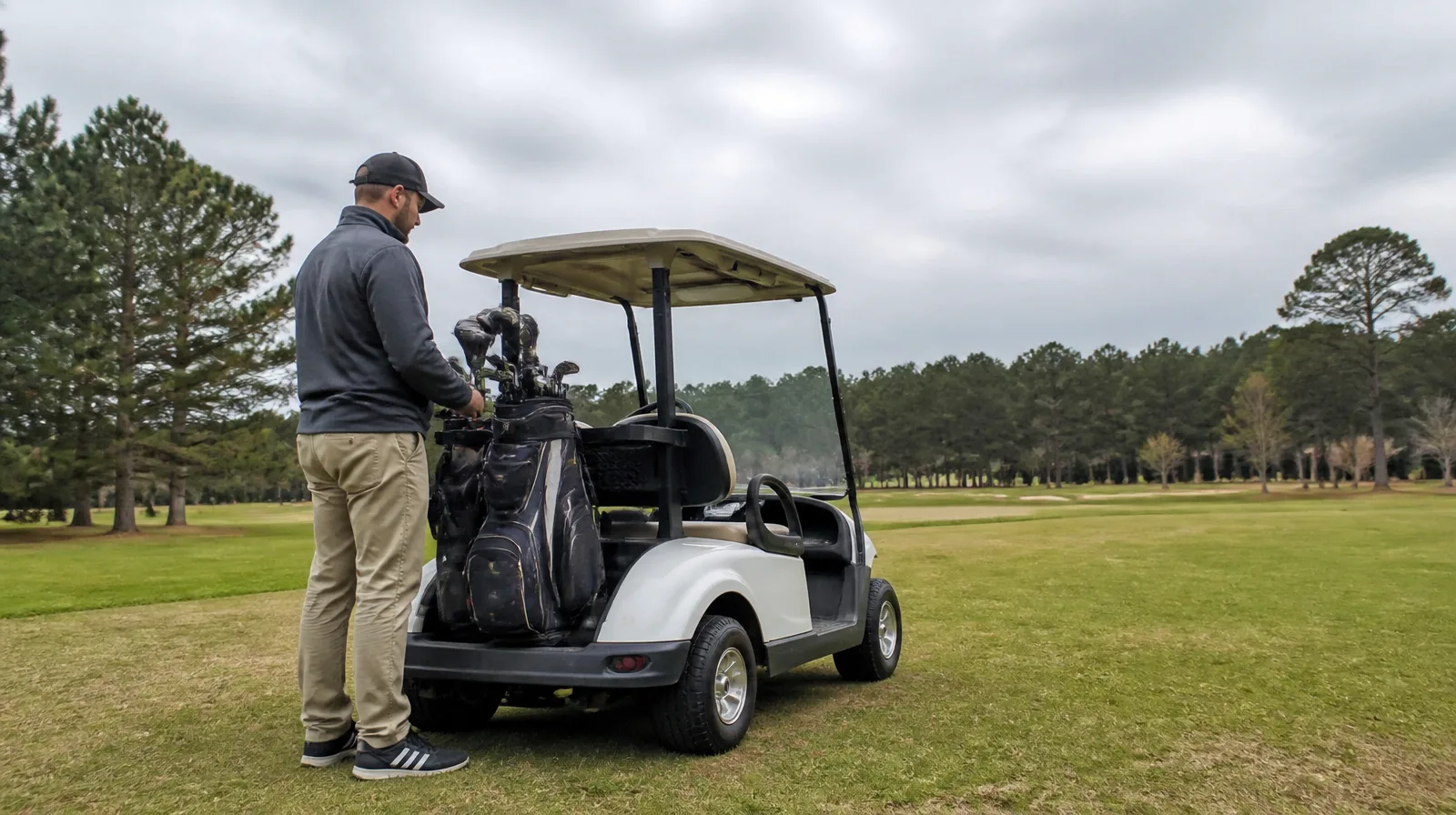 Pneu de veículo para golfe em imagem fotorrealista, com acabamento robusto e alto desempenho no campo