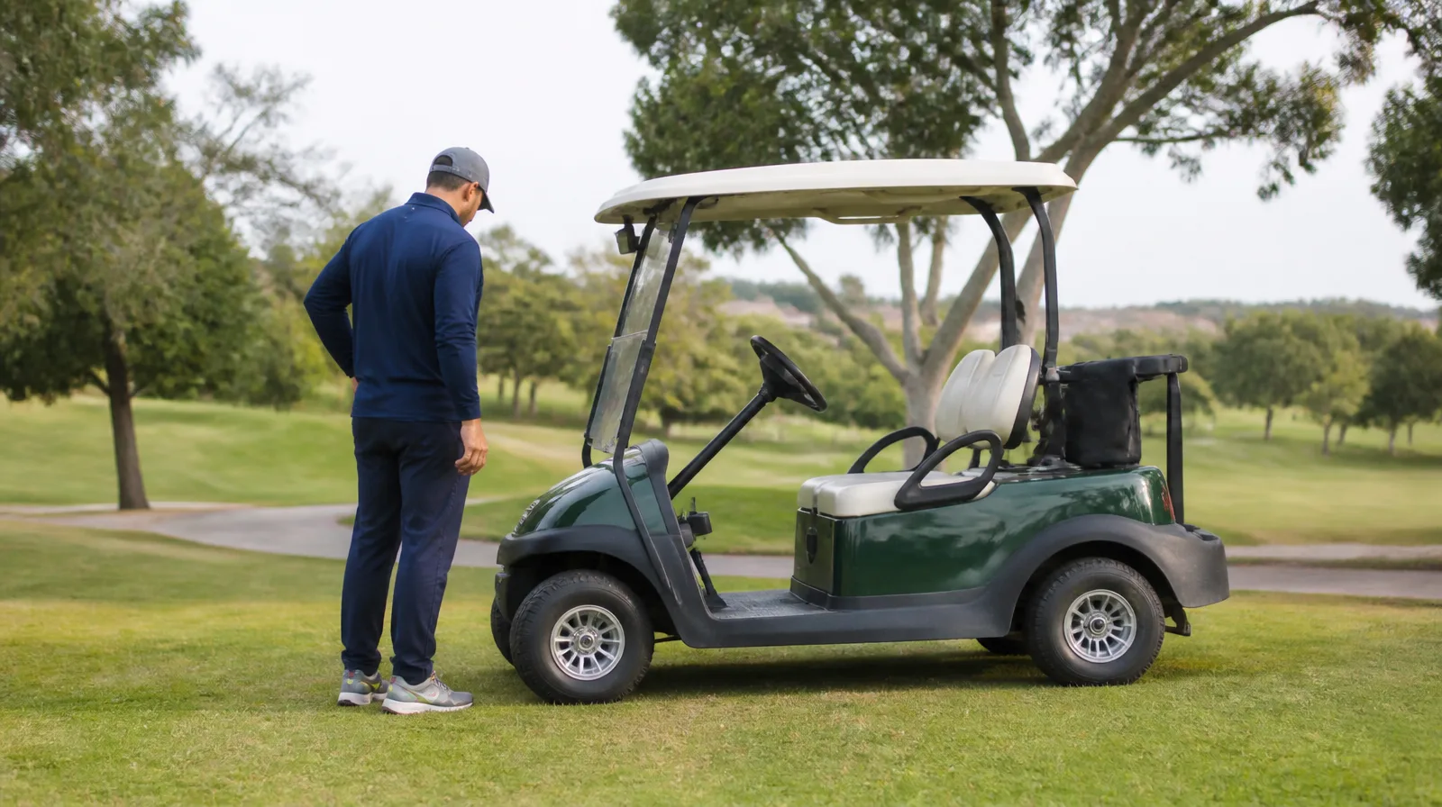 Pneu de veículo para golfe em cena fotorrealista, destacando desempenho e aderência no campo