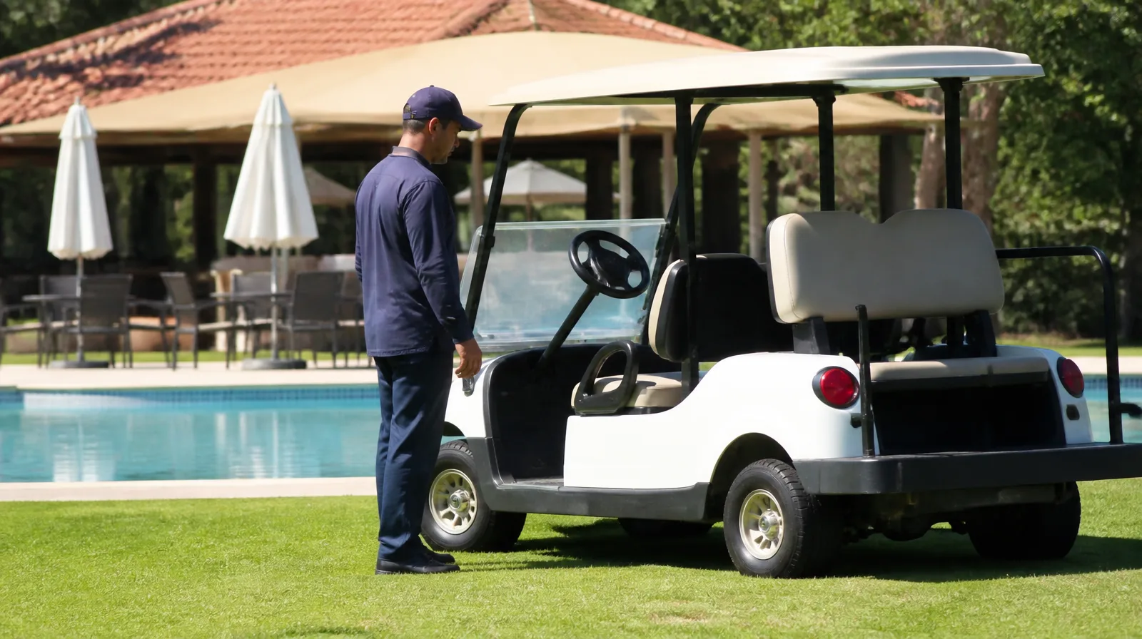 Pneu de veículo de golfe em ação em campo verde, com textura realista e detalhes fotorrealistas