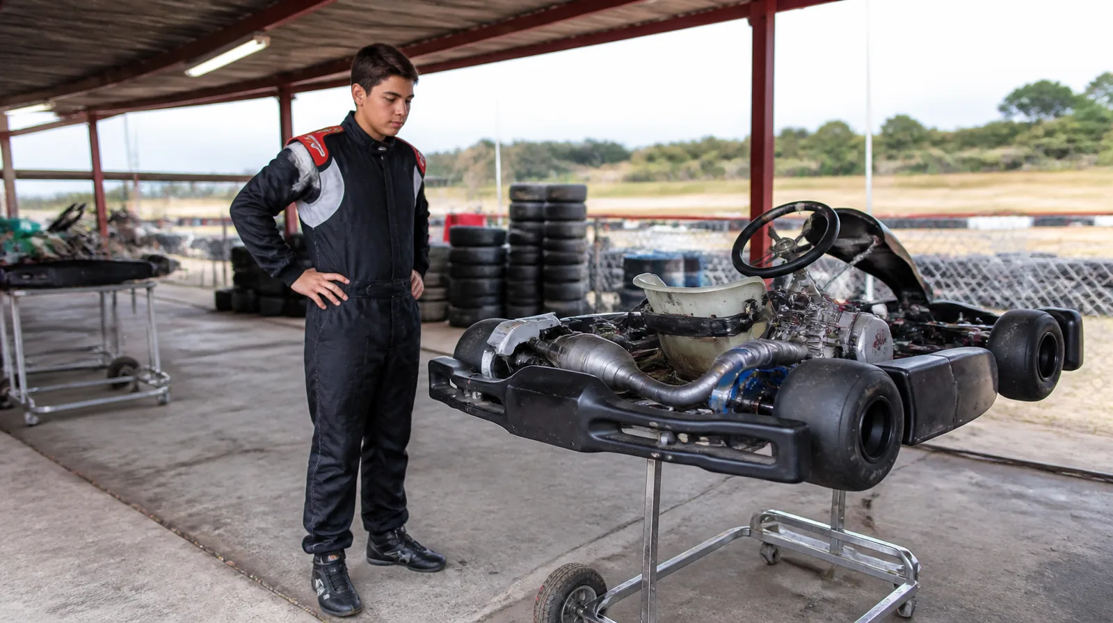 Pneu de karting em pista fotorrealista com veículo de alta performance em curva rápida e aderência extrema