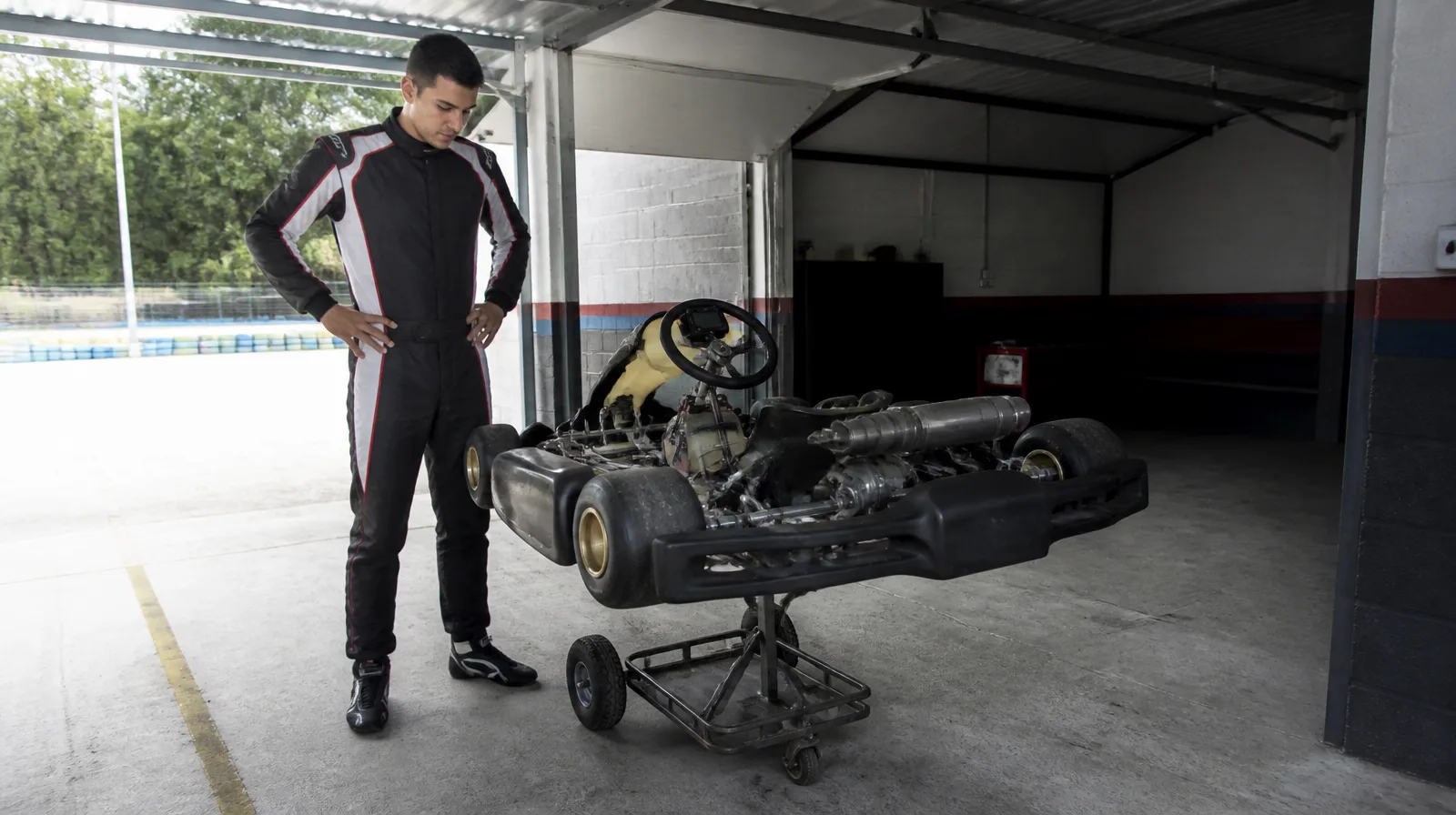 Pneu de karting em veículo de alta performance com detalhes fotorrealistas e visual esportivo profissional