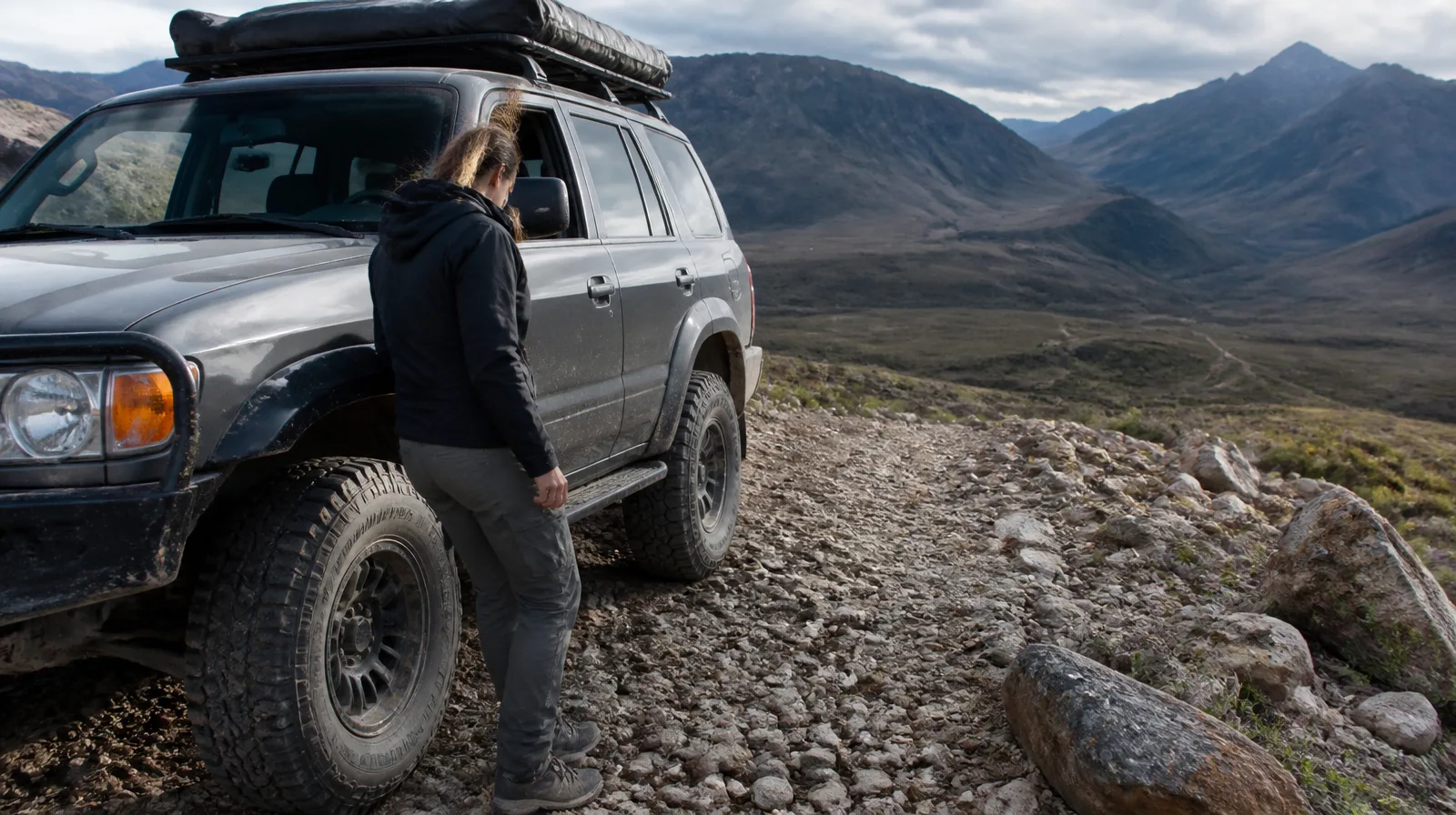 Pneu overland em veículo 4x4 fotorrealista pronto para trilhas e aventuras off-road