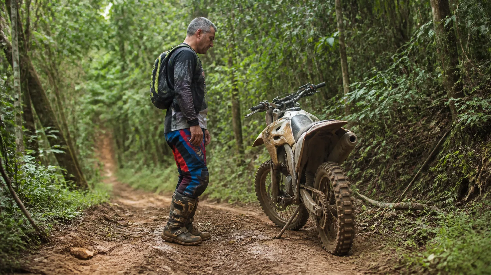 Pneu de veículo para trilha em terreno acidentado, mostrando tração e resistência em uso off-road