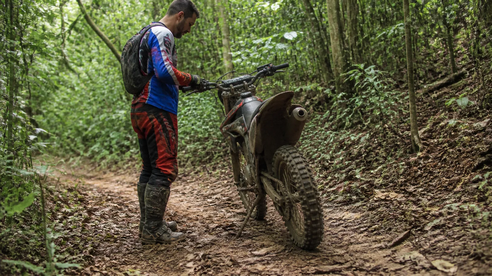Pneu de trilha com selante pneu trilha vale a pena em veículo off-road fotorrealista sobre terreno acidentado