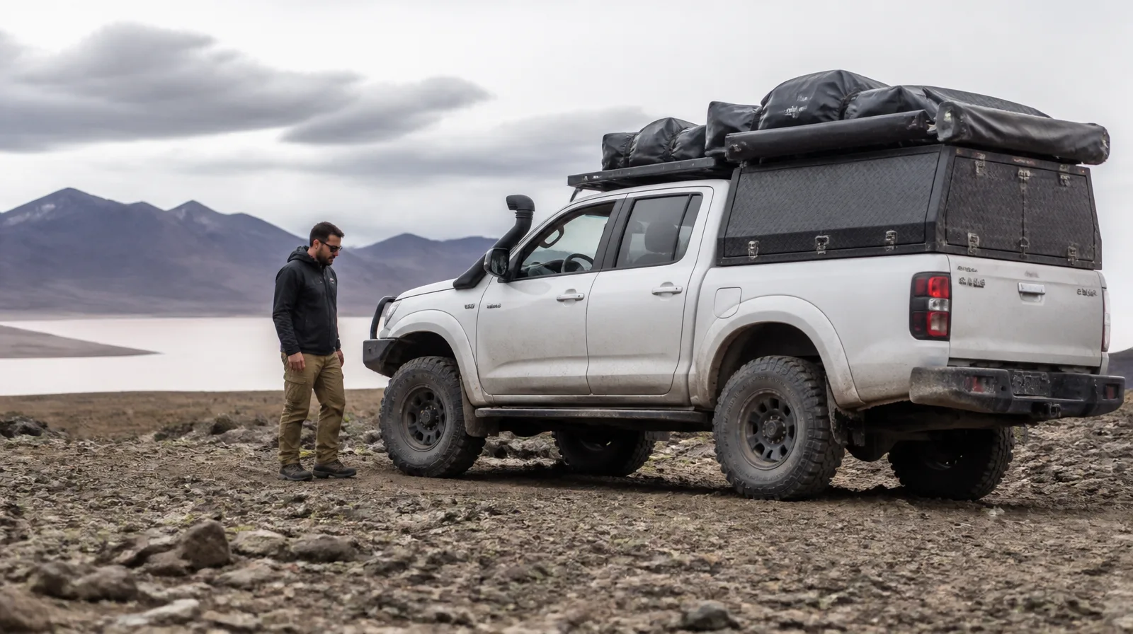 Pneu overland em veículo 4x4 fotorrealista cruzando trilha off-road com poeira e paisagem selvagem