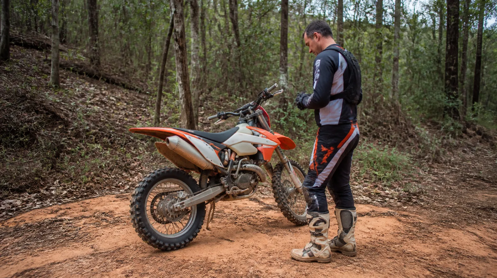 Moto em destaque com pneu de alta performance e veículo fotorrealista em cenário urbano moderno