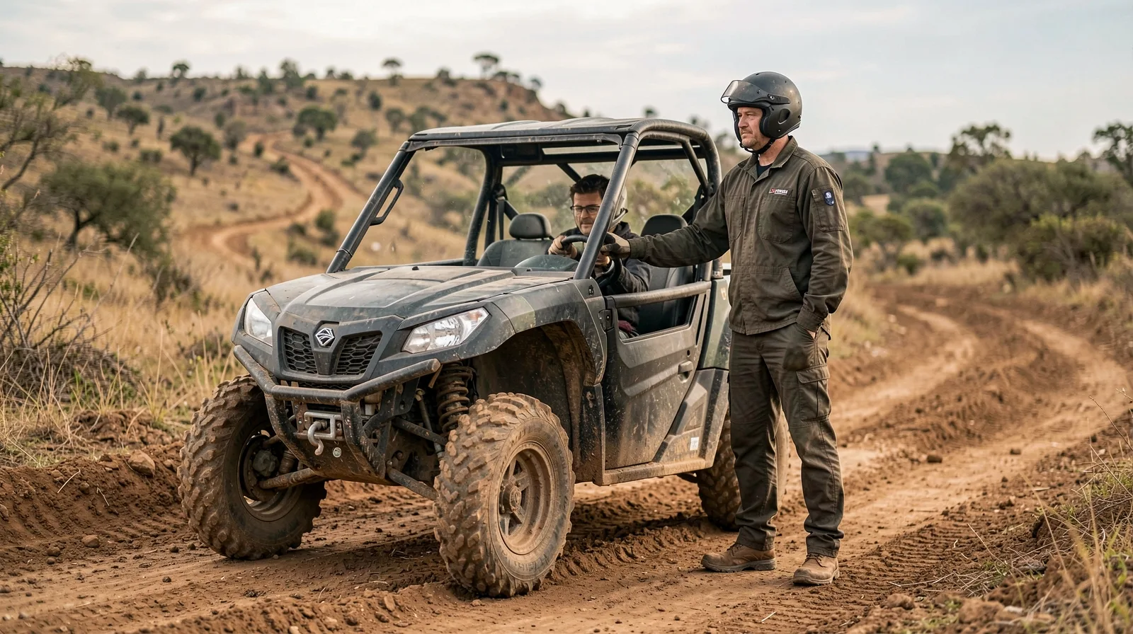 Pneu de off-road esportivo em veículo robusto sobre terreno acidentado com lama e poeira