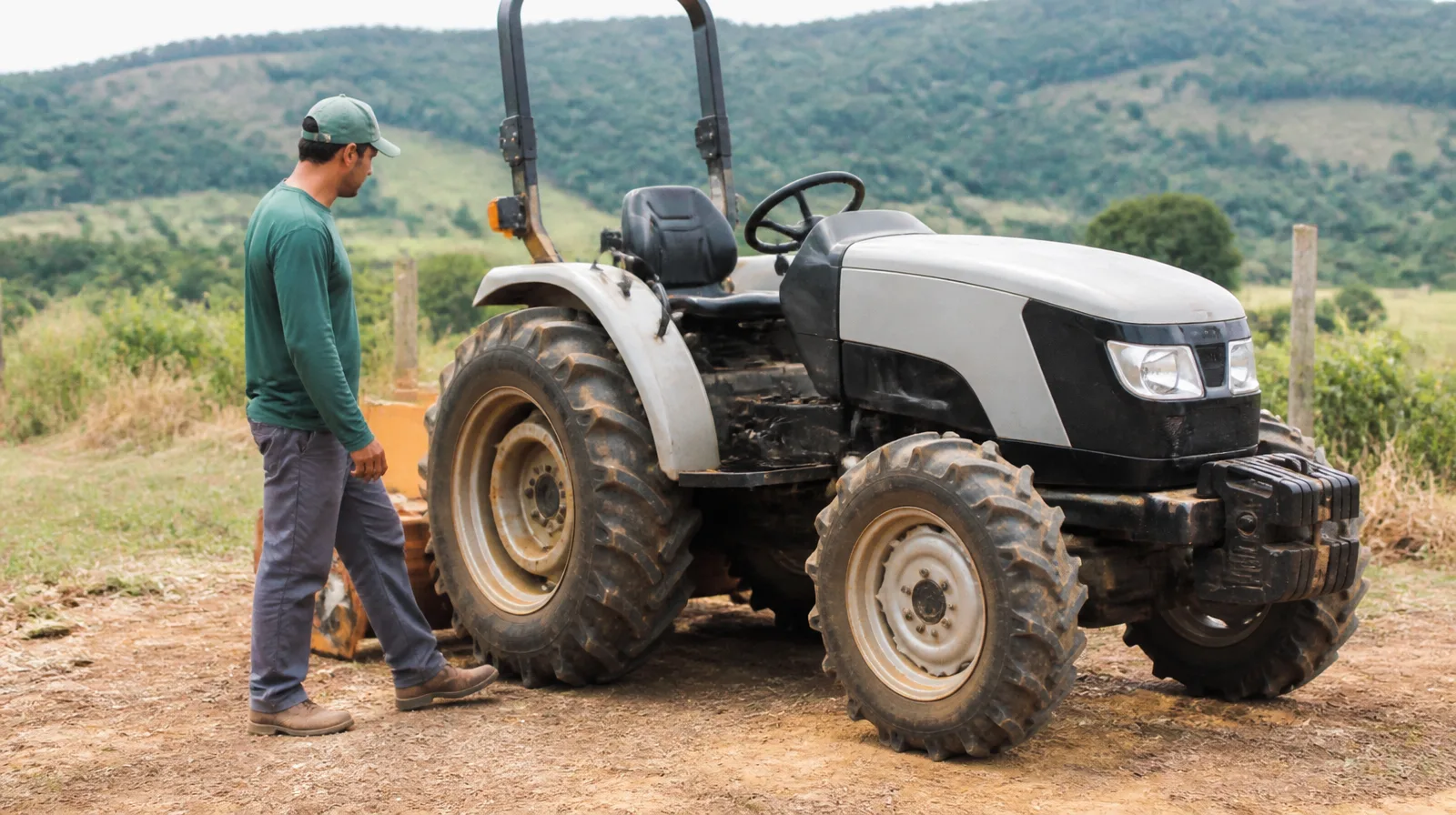 Pneu de veículo rural-leve em estrada de terra, destacando robustez e aderência em ambiente rural