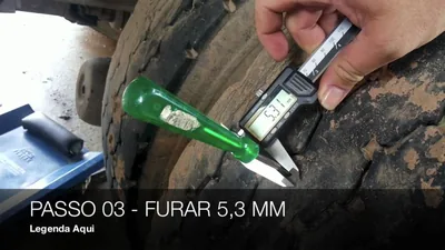 Homem aplicando selante TEX PRO PLUS em pneu de caminhão de lixo da KTM Engenharia em BH