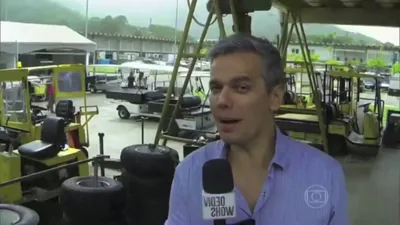 Carrinho de golfe com pneu furado sendo reparado com selante TEX PRO.