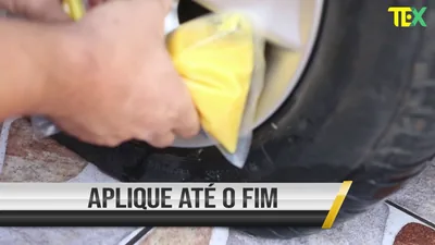 Mão aplicando selante TEX em pneu de carro com bags, mostrando passo a passo da instalação.