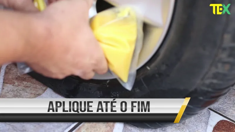 Mão aplicando selante TEX em pneu de carro com bags, mostrando passo a passo da instalação.
