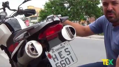 Aplicação de selante TEX SUPER em pneu de moto BMW GS para proteção contra furos.
